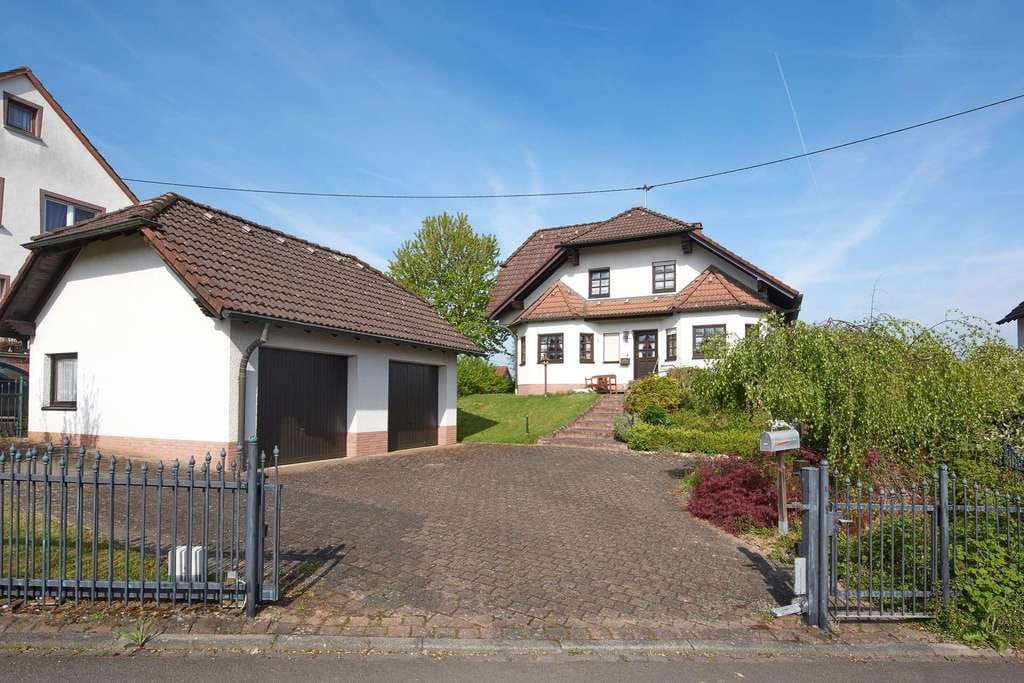 Immobilie in Niederwambach - Landhaus mit großzügigem Grundstück und Garagen in Niederwambach-Seyen - Bild 0