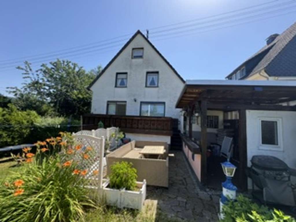Immobilie in Brachbach - Brachbach, solides Einfamilienhaus mit sonnigem, großen Grundstück. - Bild 1
