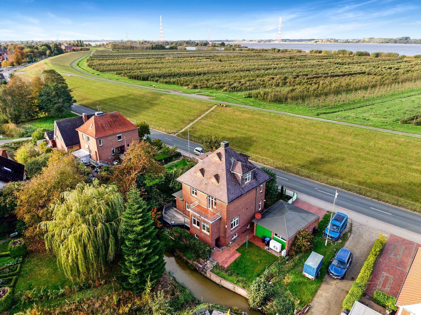 Immobilie in Grünendeich - Wohnen mit Elbblick - Stilvolles Lotsenhaus in der ersten Reihe - Bild 1