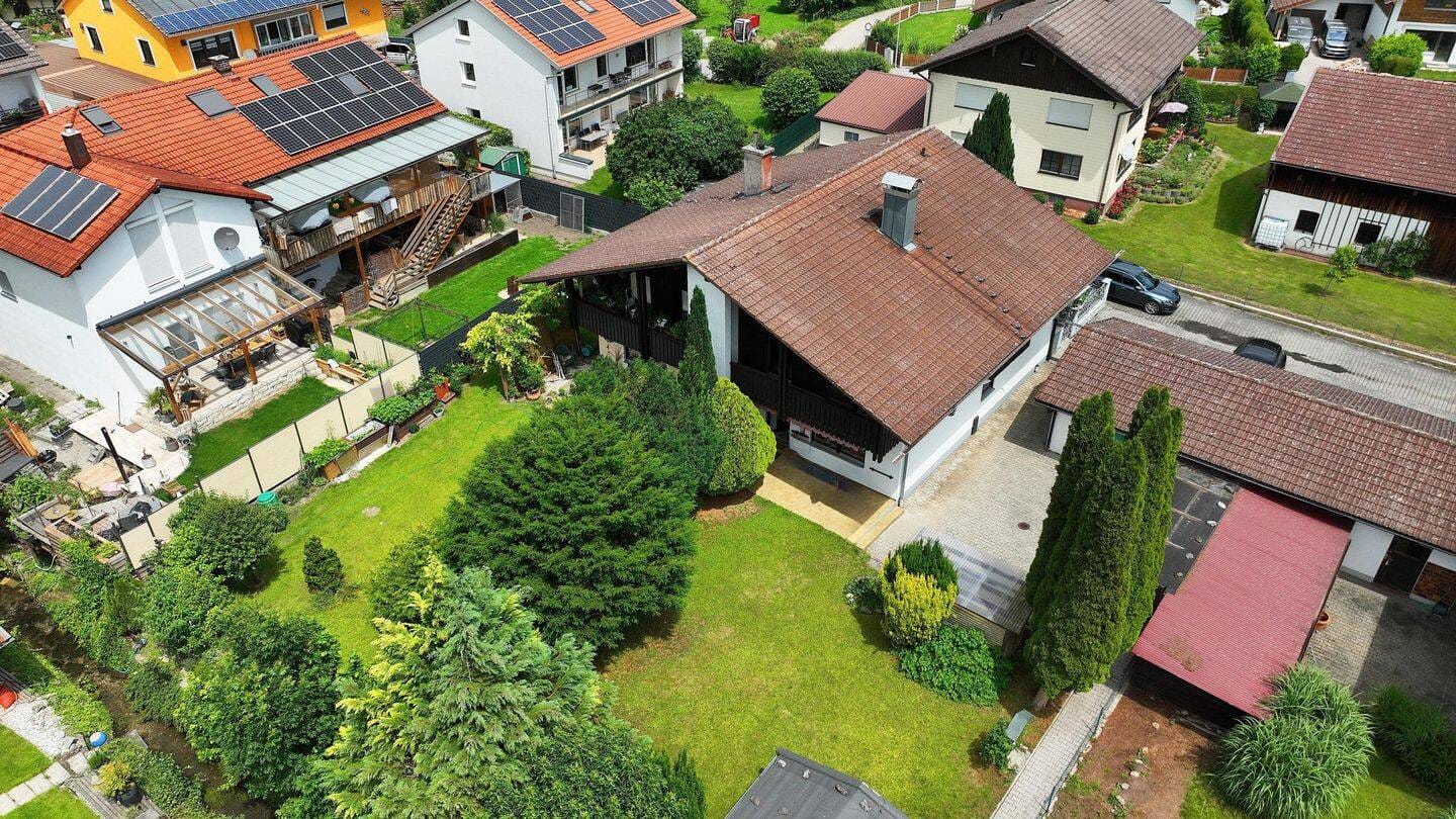 Immobilie in Kraiburg - Einladende Doppelhaushälfte mit Potenzial, großem Garten und Bachzugang - Bild 3