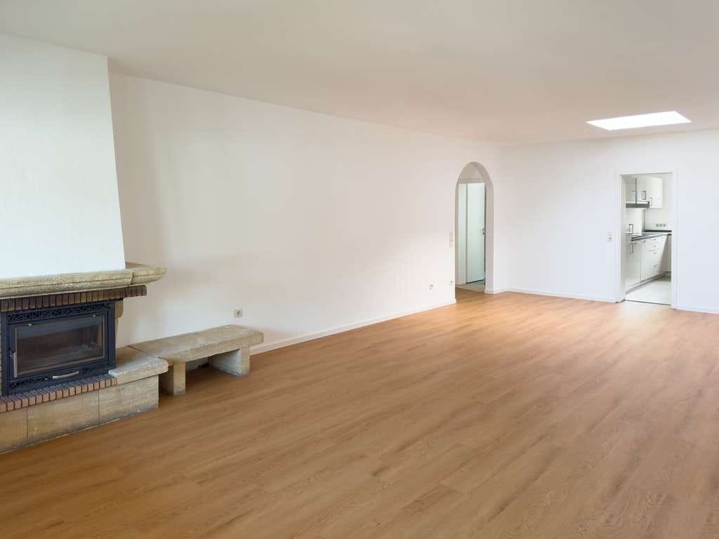 Immobilie in Dossenheim - Bezugsfrei: Moderne, renovierte 4-Zimmer-Wohnung im OG 
mit Kamin, Loggia und 
2 KFZ-Stellplätzen - Bild 2