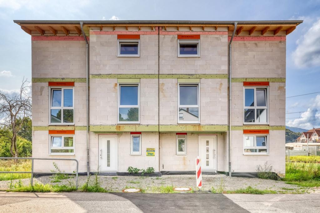 Immobilie in Gaggenau - GAGGENAU: 6 Zimmer DHH in guter Lage mit 225 m2 Grundstück zum Verkauf. - Bild 0