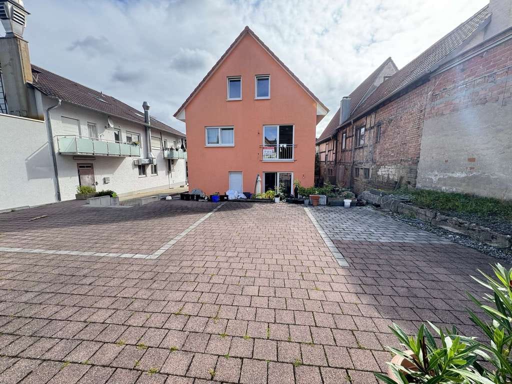 Immobilie in Sulzfeld - Energieeffizientes EFH mit Einliegerwohnung, Terrasse und großem Hof - Bild 2