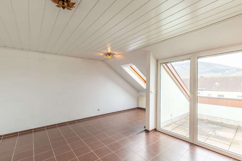 Immobilie in Miltenberg - Ruhig wohnen & sofort einziehen – DG-Wohnung mit Loggia & TG-Stellplatz in Miltenberg - Bild 1