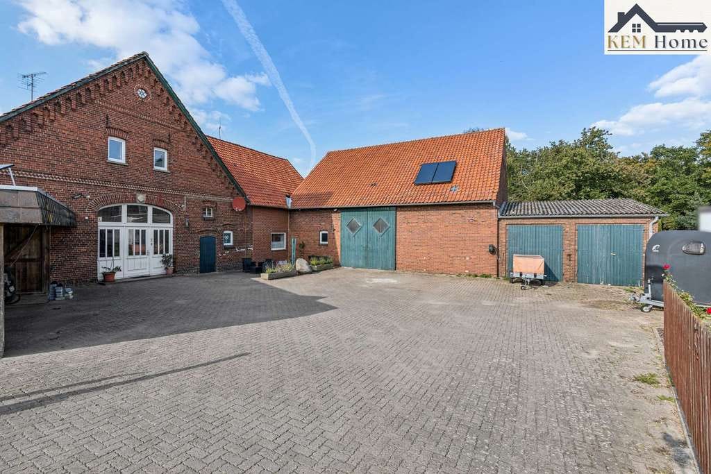 Immobilie in Rehburg-Loccum - Dieses charmante Einfamilienhaus aus dem Jahr 1915 vereint historischen Charakter mit modernem Komfort und bietet auf rund 350 m² Wohnfläche großzügigen Raum für Familie, Freizeit und individuelle... - Bild 3