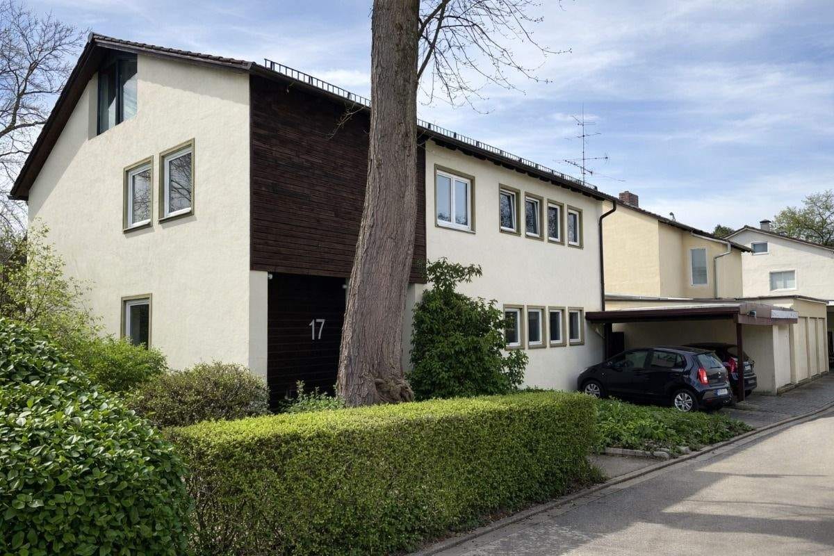 Immobilie in Stephanskirchen - Schloßberg! Zweifamilienhaus in ruhiger Lage mit großem Grundstück - Bild 1