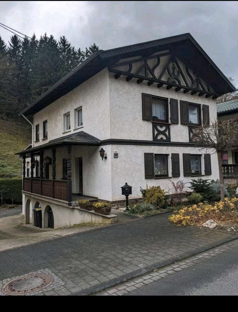 Immobilie in Altenahr - Gepflegtes freistehendes Zweifamilienhaus nutzbar mit 5 Zimmern und Garage in Altenahr - Bild 0