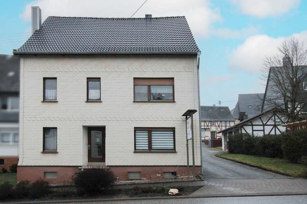Immobilie in Dickenschied - 7-Zi.-Zuhause mit großem Garten inkl. zwei kleiner Nebengebäude - Bild 0