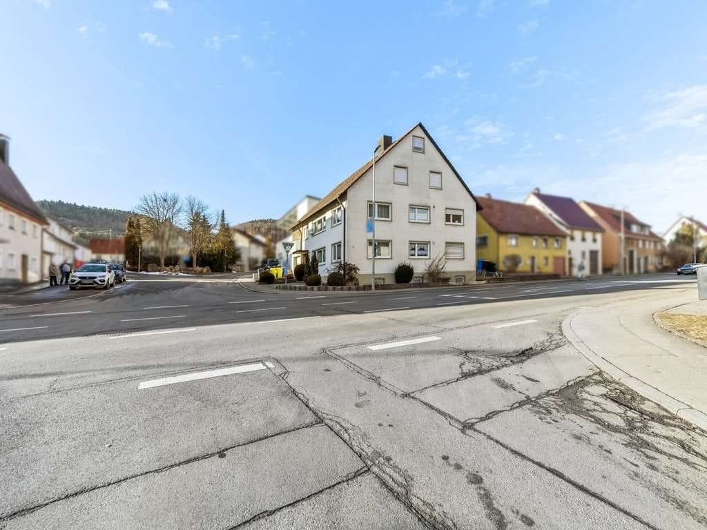 Immobilie in Rietheim-Weilheim - Dreifamilienhaus mit Leerstand und attraktivem Dachausbau-Potenzial in Rietheim-Weilheim - Bild 1