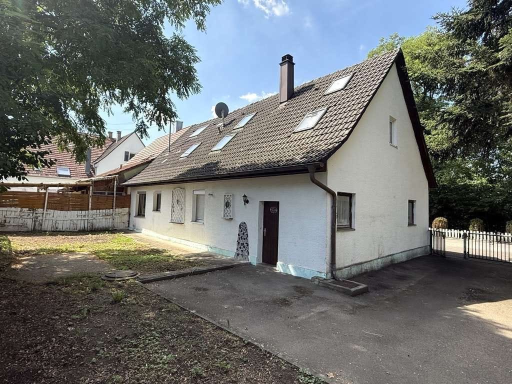 Immobilie in Ostrach - Willkommen Zuhause! Hübsche DHH in zentraler Lage mit großem Garten, Garage und ganz viel Grün - Bild 1
