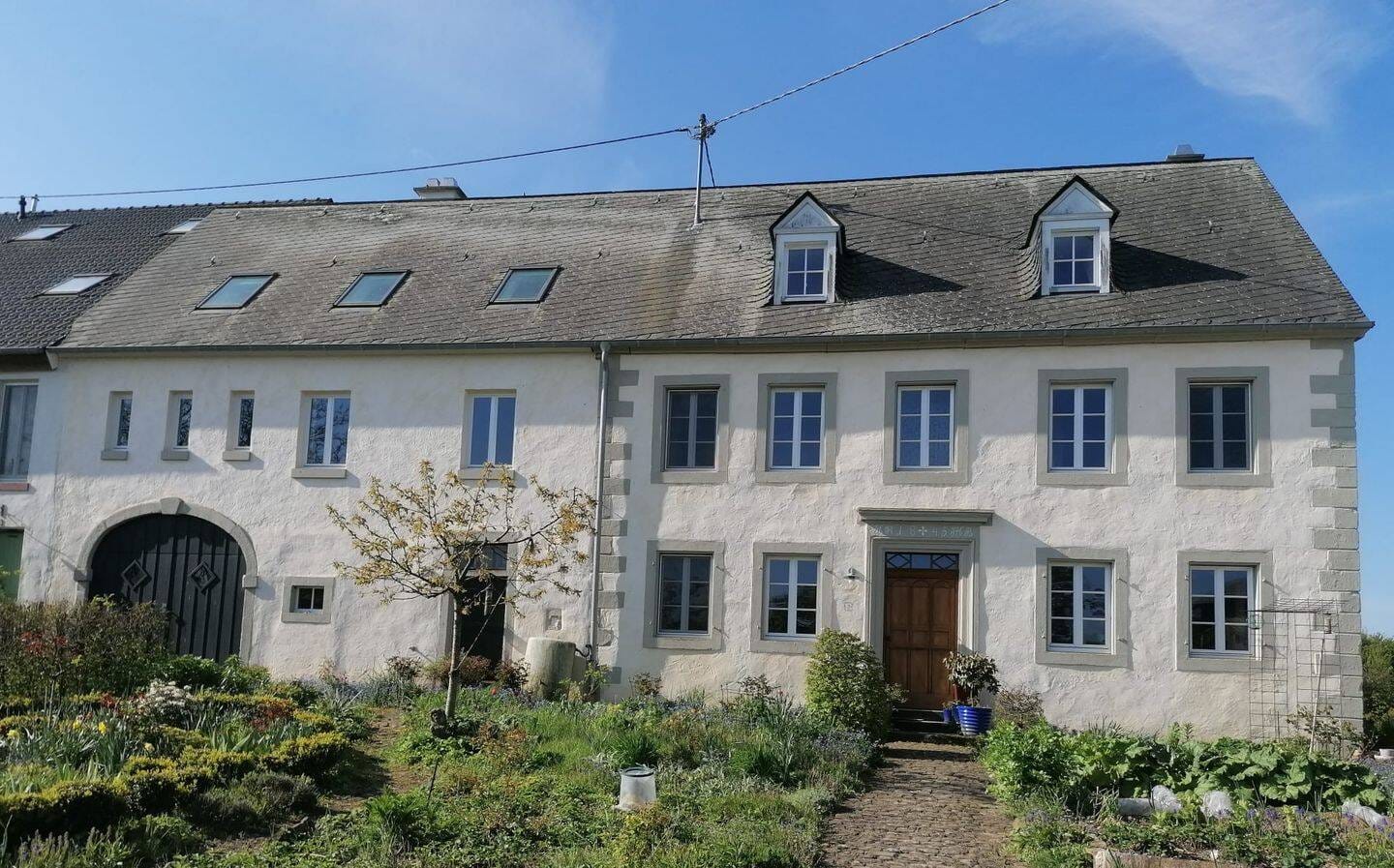 Immobilie in Gransdorf - Ein seltenes Juwel: Dieses charmante Einfamilienhaus aus dem Jahr 1845 vereint den Charakter eines denkmalgeschützten Landhauses mit dem Komfort einer - Bild 0
