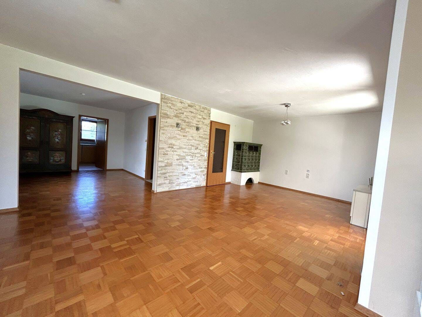 Immobilie in Dettingen unter Teck - Großzügige 4,5-Zimmer Gartenwohnung mit Einbauküche und überdachter Terrasse - Bild 3