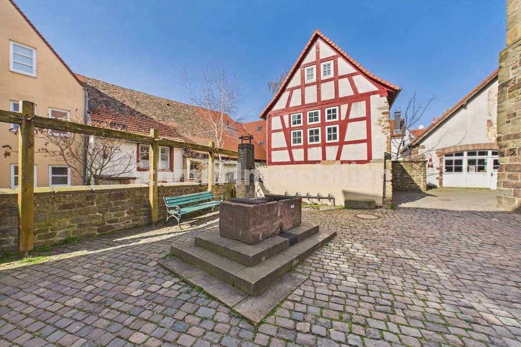 Immobilie in Freinsheim - Geschichte zum Einziehen. Denkmalensemble mit Fachwerkhaus im Herzen von Freinsheim. - Bild 1