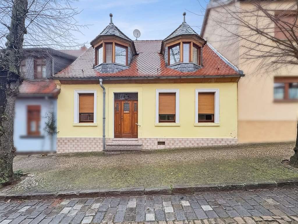 Immobilie in Bernburg - Charmantes Reihenhaus mit Charakter – Familientraum mit viel Platz in Bernburg - Bild 1