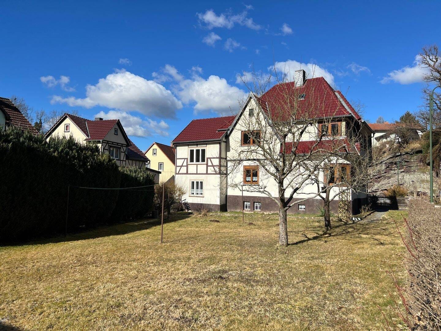 Immobilie in Tambach-Dietharz - Charmantes Ein- oder Zweifamilienhaus in bester Ortsrandlage – Natur vor der Haustür - Bild 1