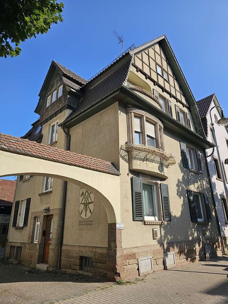 Immobilie in Mühlacker - Älteres 3-Familienhaus mit zwei Stellplätzen in zentraler Lage von Mühlacker zu verkaufen - Bild 1