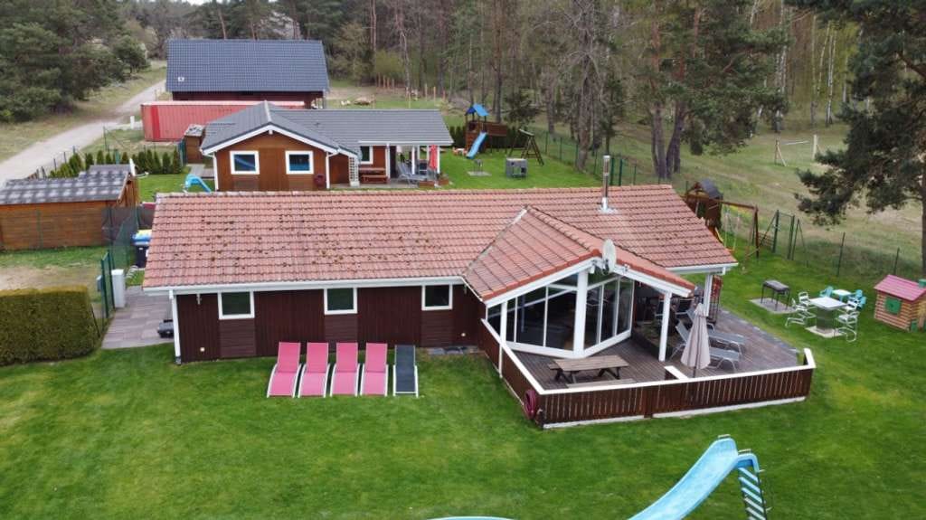 Immobilie in Lindow (Mark) - Bungalow-Ferienhaus mit angelegtem Gartengrundstück, Pool beheizbar, finnische Grill-Kota, Sauna, Ka - Bild 2