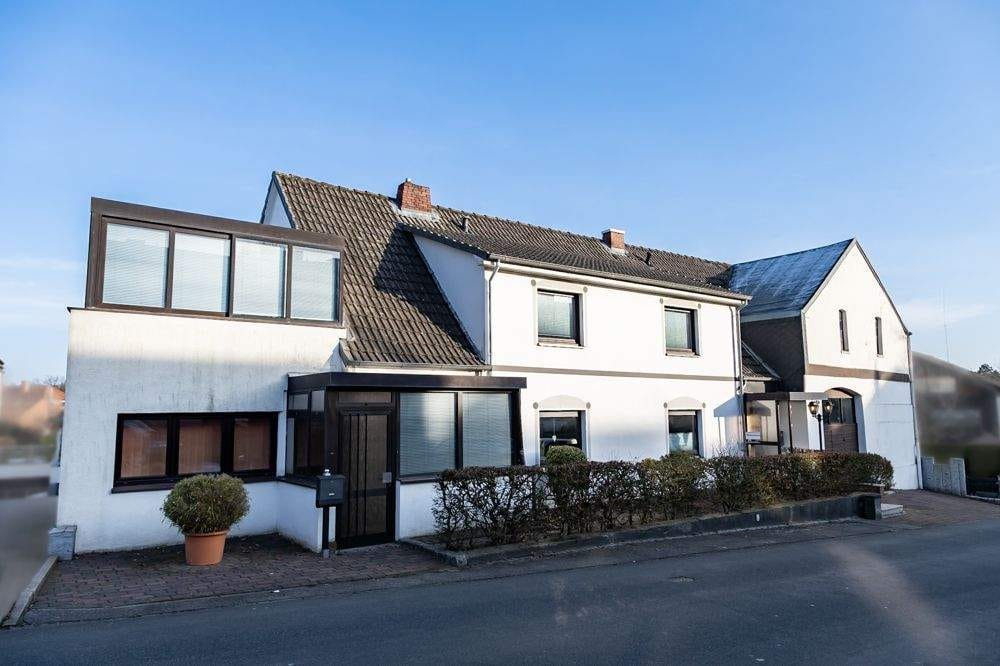 Immobilie in Oststeinbek - Vielseitiges Einfamilienhaus mit zwei Wohneinheiten, Büro und Scheune im Zentrum von Oststeinbek - Bild 0