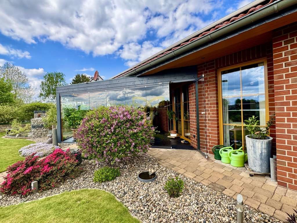 Immobilie in Wahrenholz - Exklusiver Walmdachbungalow mit lichtdurchflutetem Wohnambiente und Poollandschaft - Bild 1