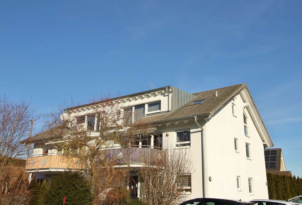 Immobilie in Dunningen - Helle 4-Zimmer-Wohnung mit eigenem Garten und zusätzlichen Büroräumen mit 24 m²! - Bild 1