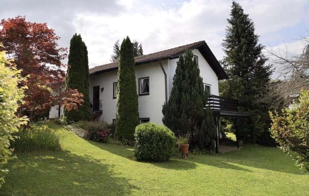 Immobilie in Durach - 1-2 Familienhaus in Durach mit Garten und Loggia zu verkaufen - Bild 0