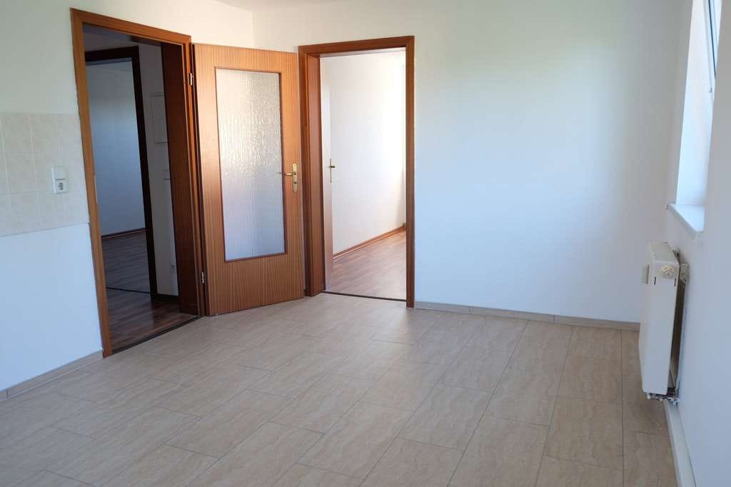 Immobilie in Markranstädt - * OT Kulkwitz * große Wohnküche * Laminat * Bad mit Wanne und Fenster * Stellplatz * - Bild 3