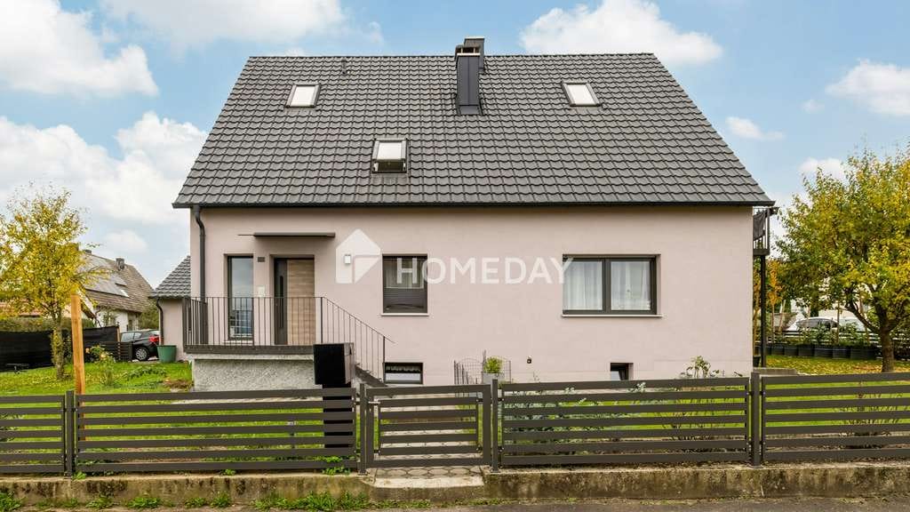 Immobilie in Pfeffenhausen - Stilvolles, modernes Effizienzhaus mit zwei Einheiten, wunderschönem Garten und großzügiger Terrasse - Bild 3