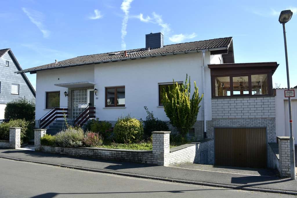 Immobilie in Staufenberg - Mehrfamilienhaus in Mainzlar mit Weitblick und idyllischem Garten - provisionsfrei - Bild 0