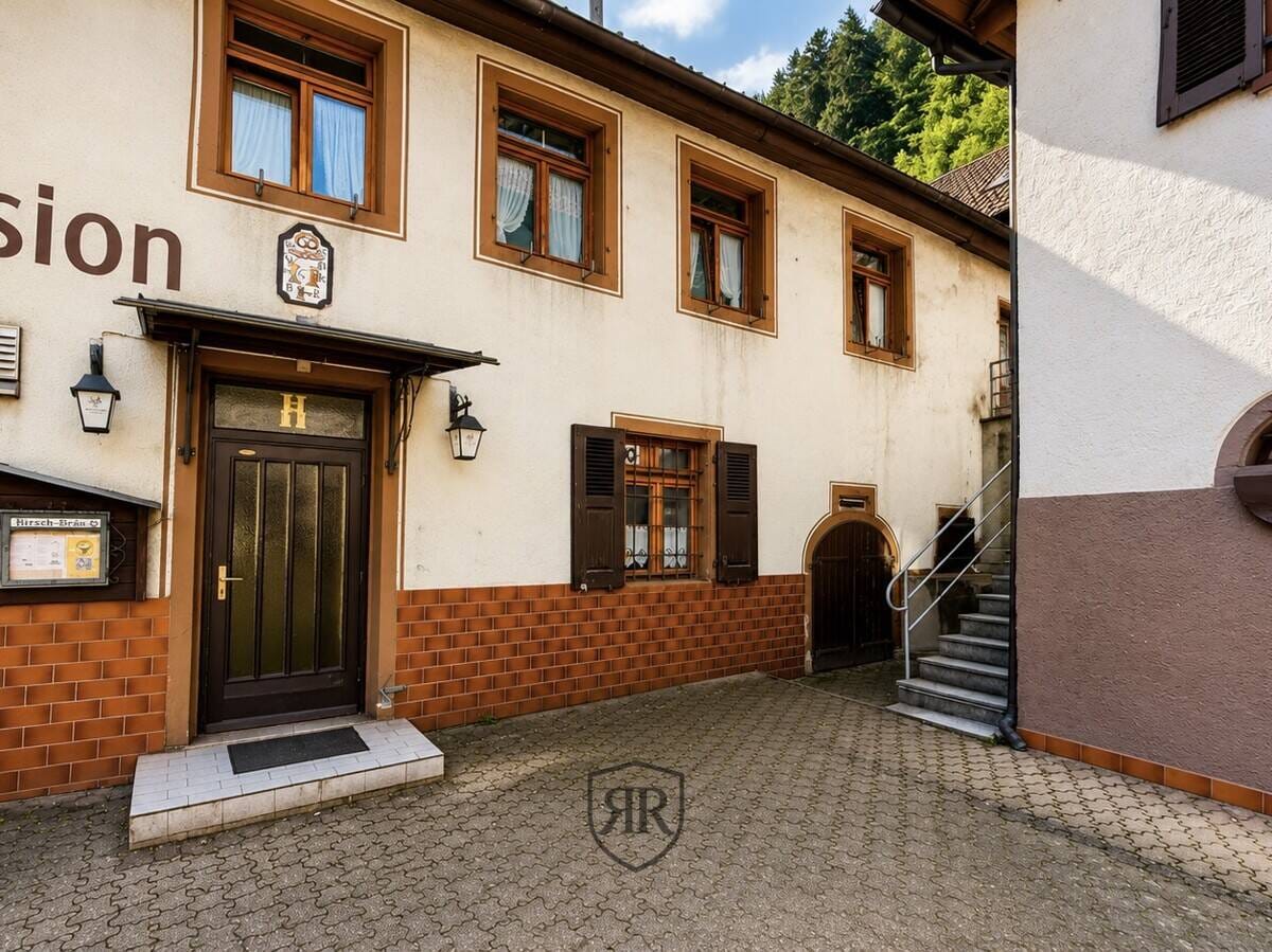 Immobilie in Winden im Elztal - Idyllisches Wohn- und Geschäftshaus mit grünem Anwesen als Kapitalanlage bei Freiburg im Breisgau - Bild 1