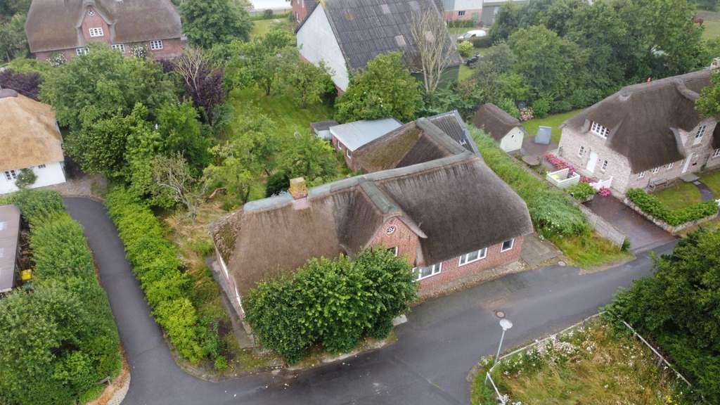 Immobilie in Oldsum - Ehemaliges Bauernhaus unter Reet möchte aus dem Dornröschenschlaf geweckt werden! - Bild 0