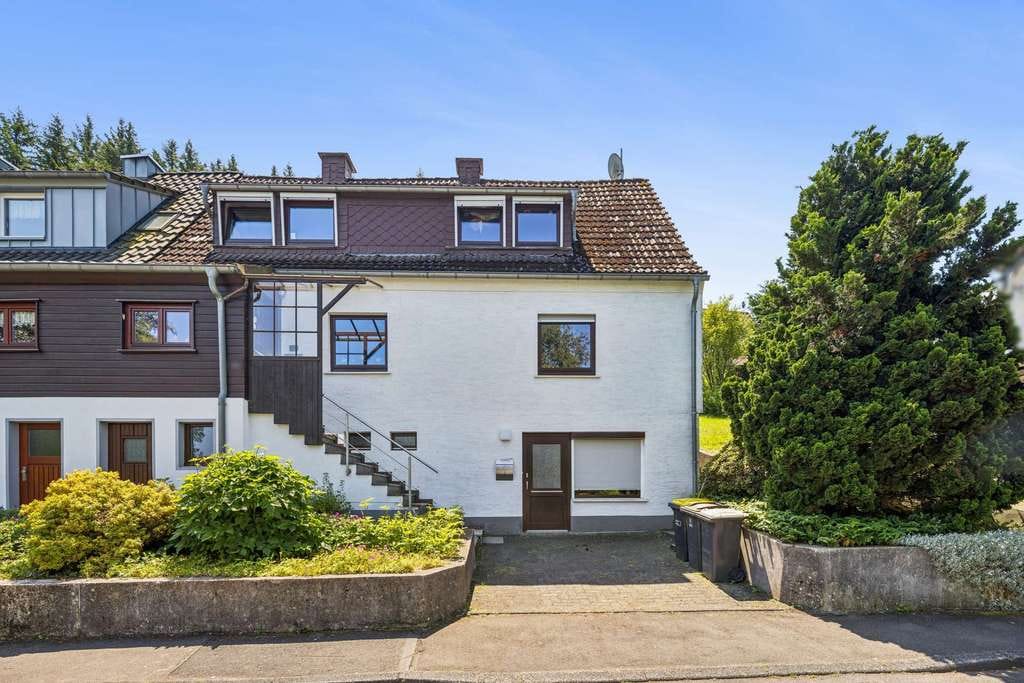 Immobilie in Siegen - Flexibl. angebautes Wohnhaus mit ELW, Garage & großem Sonnengarten - Bild 0