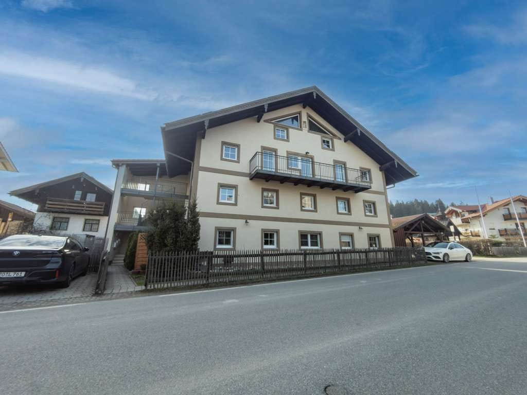 Immobilie in Chiemsee - Mehrfamilienhaus mit 3 Wohneinheiten - optimal für Kapitalanleger und Eigennutzer - Bild 0