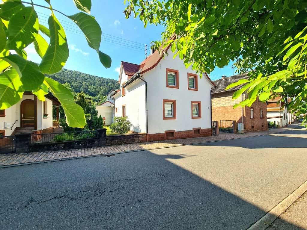 Immobilie in Spirkelbach - Apartes Einfamilienhaus - neues Dach - PV-Anlage - 2 Garagen - Hof und Garten - modernisiert! - Bild 0