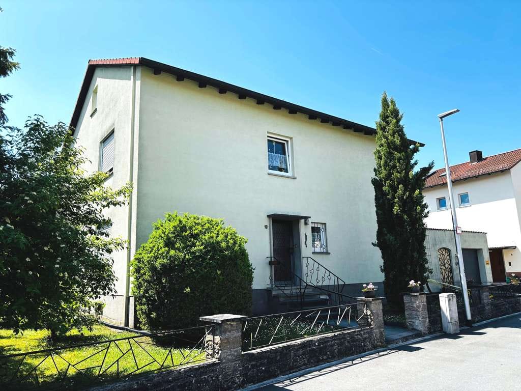 Immobilie in Königsberg in Bayern - Sie wünschen sich viel Platz? Gepflegtes 2 Fam.-Haus mit Garage und Garten im ruhigen, sonnigen Gr� - Bild 3