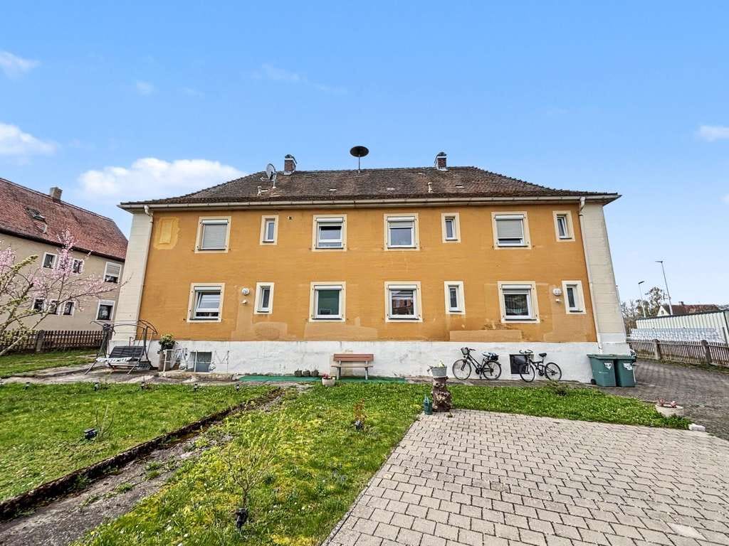 Immobilie in Feuchtwangen - Attraktives Mehrfamilienhaus mit Ausbaupotential, Garten und Garage in Feuchtwangen - Bild 0
