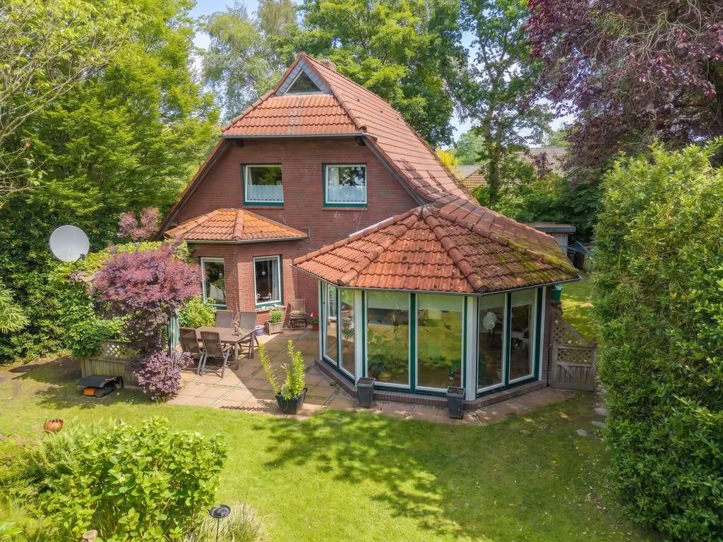 Immobilie in Friedeburg - Charmantes Wohnen mit Wintergarten, Erker und besonderem Gartenambiente - Bild 0