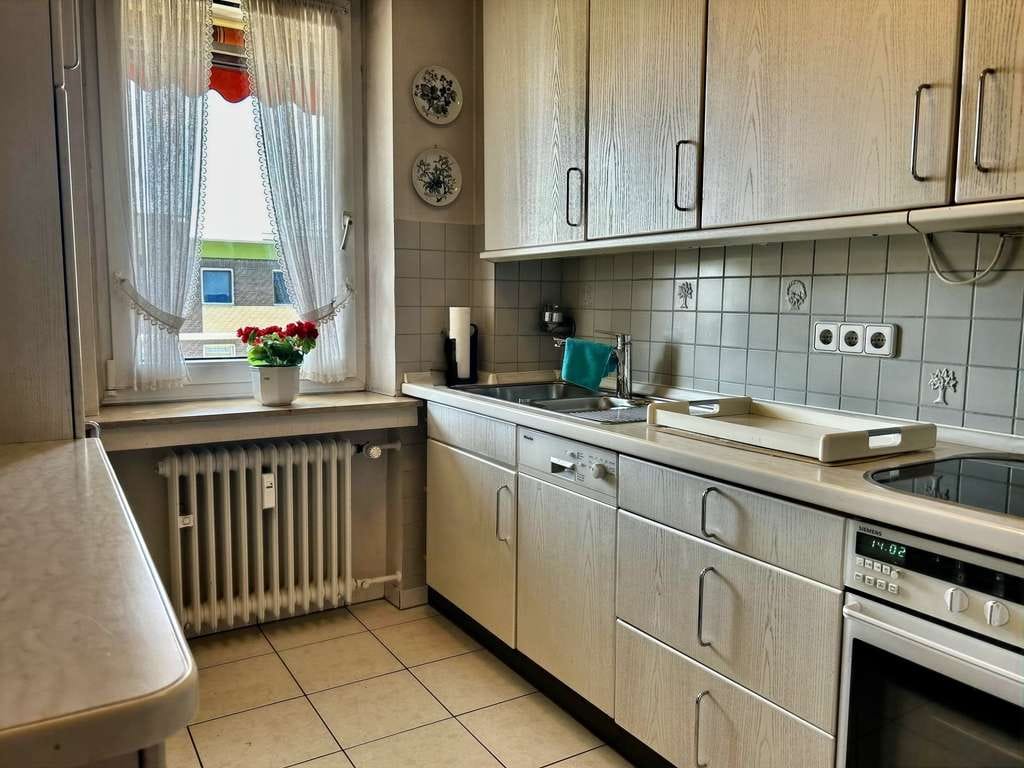 Immobilie in Meerbusch - Meerbusch: 3-Zimmerwohnung mit Balkon und viel Gestaltungspotenzial  - Bild 1