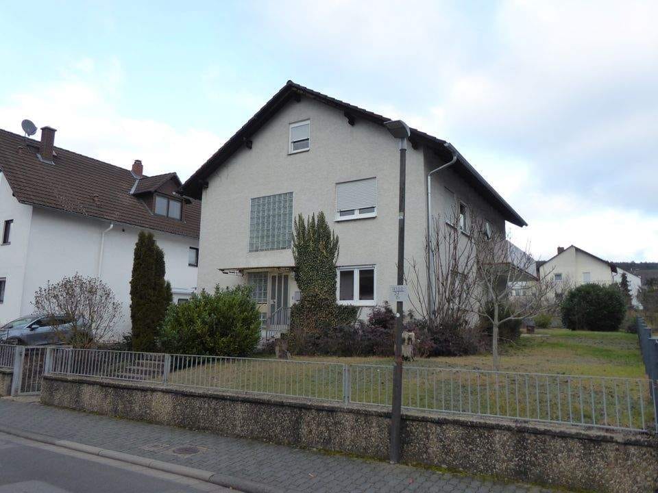 Immobilie in Erlenbach am Main - Geräumiges Mehrfamilienhaus mit Doppelgarage und großem Garten nahe dem Klinikum! - Bild 0