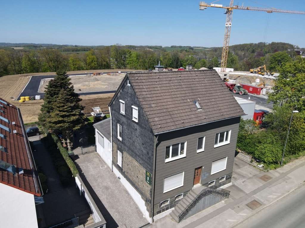 Immobilie in Radevormwald - VR IMMO: Gepflegtes Zweifamilienhaus mit Garten und 2 Garagen - Bild 3
