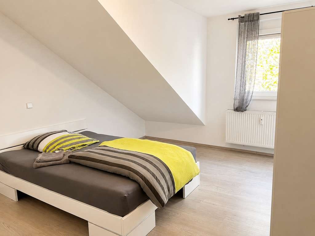 Immobilie in Niefern-Öschelbronn - Modernes Wohnen unterm Dach – 4-Zimmer-Wohnung mit Balkon für Paare oder Familien - Bild 4