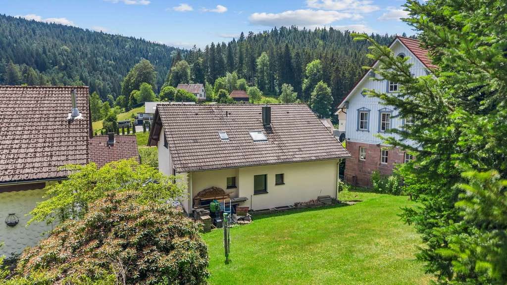 Immobilie in Enzklösterle - Viel Platz für die Familie – Haus mit Einliegerwohnung & großem Garten in Enzklösterle-Gompelscheuer - Bild 2