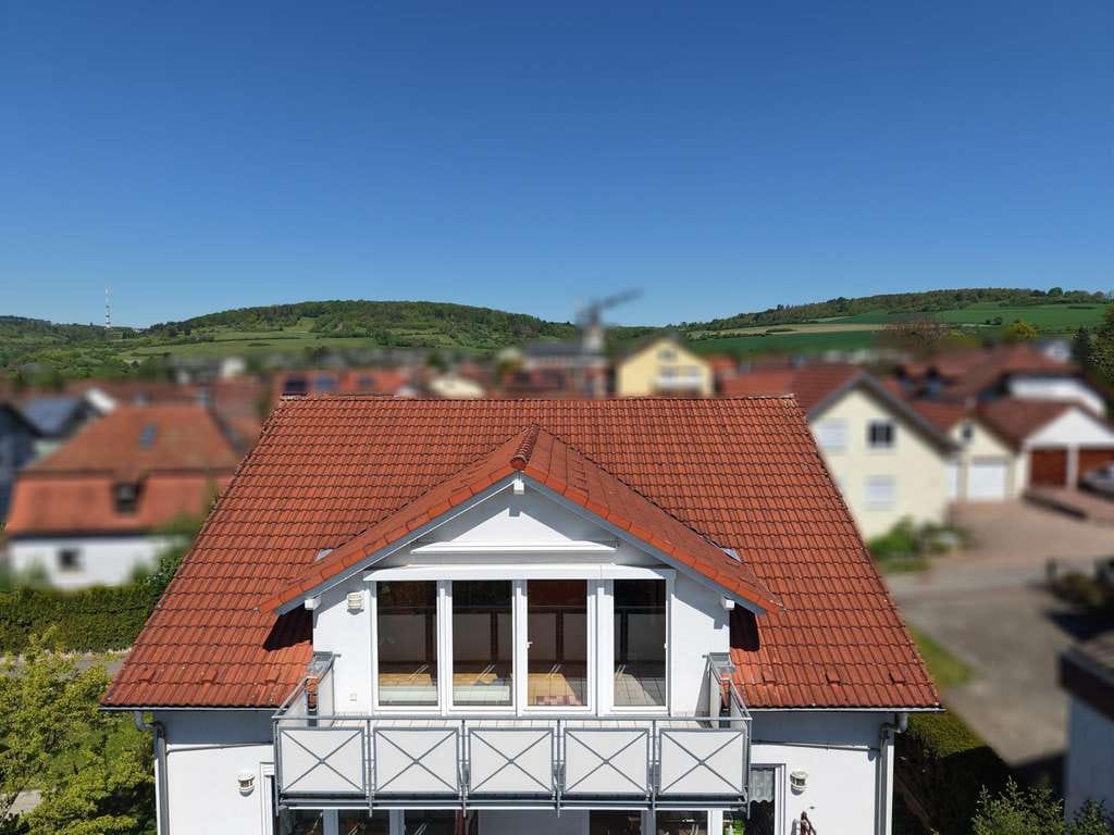Immobilie in Igersheim - Tolle 4-Zimmer-Dachgeschosswohnung mit Blick auf Burg Neuhaus +++ sofort verfügbar - Bild 2