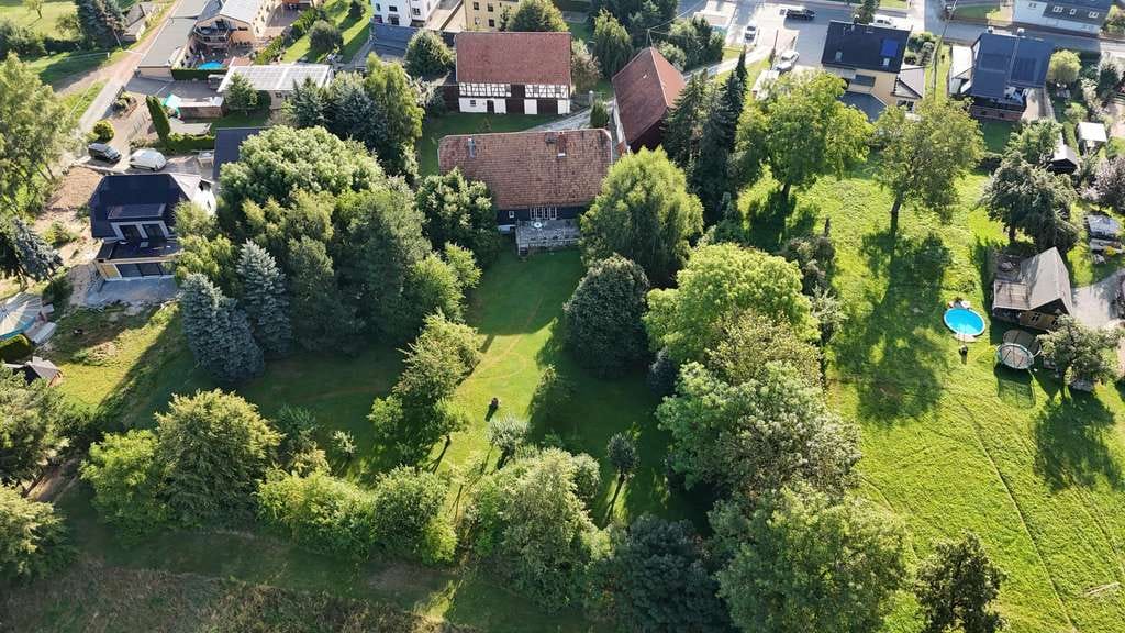 Immobilie in Neukirchen/Erzgebirge - Großzügiger 3-Seiten Hof mit traumhaftem Grundstück

 - Bild 1
