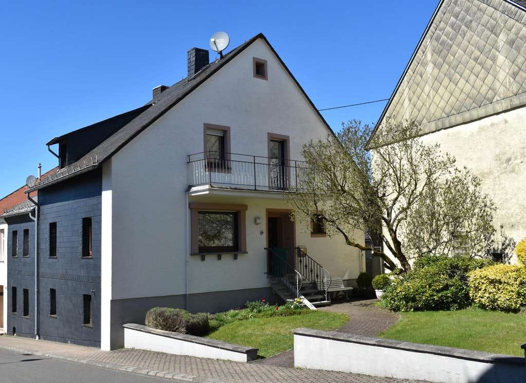 Immobilie in Hermeskeil - Attraktives Einfamilienhaus mit zusätzlichem Wohnhaus, Garage und Garten in zentraler Lage von Herm - Bild 0