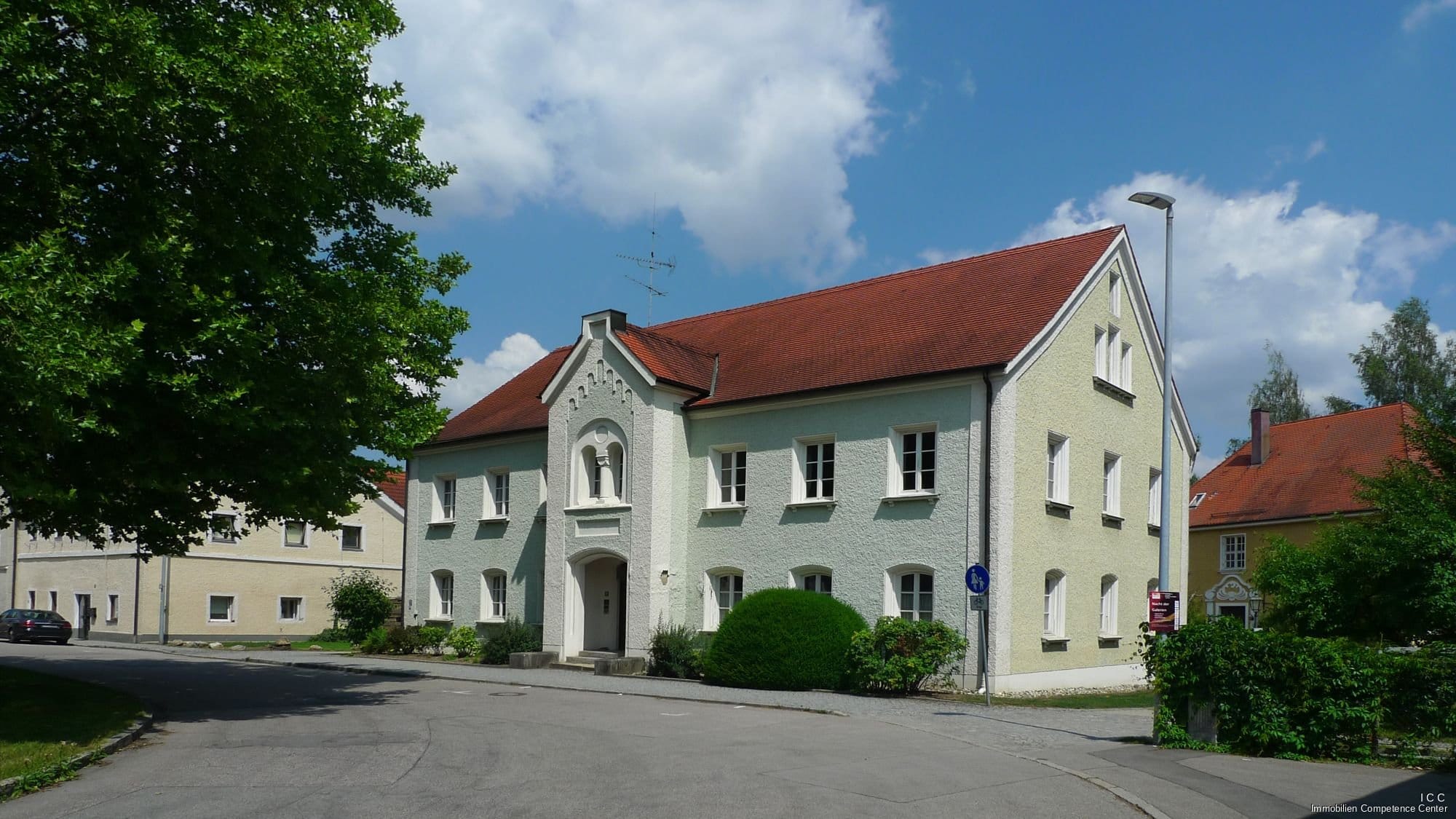 Immobilie in Rotthalmünster - Historisches Sakralgebäude - Mädchenschule
bis zu 10 Wohnungen oder Apartments möglich
Stadthaus in Herzen von Rotthalmünster - Bild 2