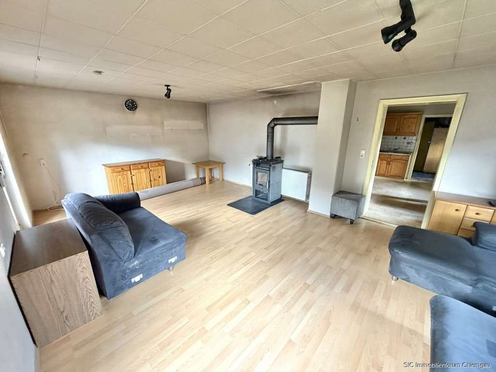 Immobilie in Altenmarkt an der Alz - Gelegenheit! Renovierungsbedürftiges Einfamilienhaus in ausgesprochen ruhiger Wohnlage von Altenmark - Bild 3