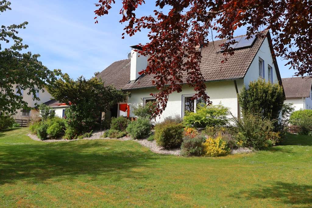 Immobilie in Wettstetten - Großzügig angelegtes Wohnhaus 2 Offene Kamine Sauna und Dusche im Keller Großzügige Terrasse - Bild 0