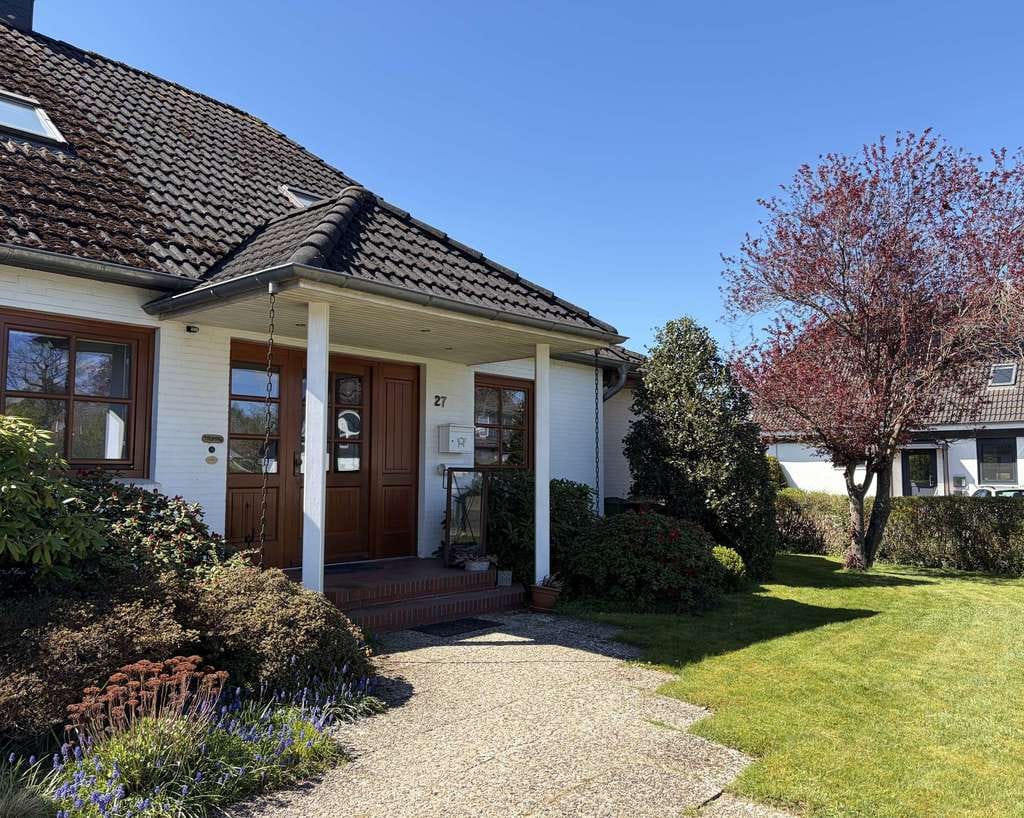 Immobilie in Jevenstedt - Solides Haus mit 5 Zimmern, Keller, Garage und schön eingewachsenem Garten - Bild 0