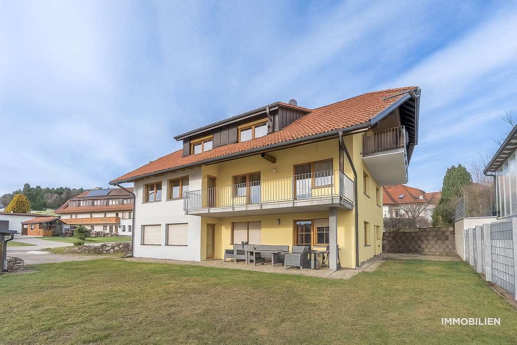 Immobilie in Herrischried - Großzügige 4-Zimmerwohnung mit Wohlfühlambiente, Balkon und Garage in ruhiger Lage von Herrischried - Bild 0