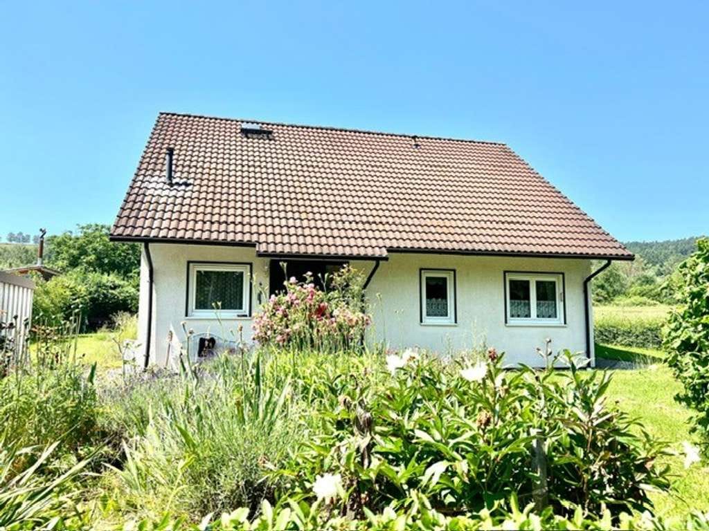 Immobilie in Vacha - Gepflegtes Einfamilienhaus mit Terrasse, Doppelgarage und 700 M² wunderschönem Grundstück in Vacha-O - Bild 0